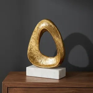 Figurine sculpturale abstraite dorée avec base en marbre, objet décoratif moderne pour salon, chambre, bureau et table. - Product Image 3