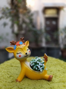 Maceta Pequeña de Poliresina Hecha a Mano con Diseño de Ciervo Durmiente de Dibujos Animados, para Interiores, sin Recubrimiento, Color Amarillo - Product Image 4