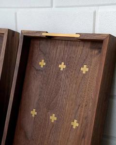 Bandejas de Servir Hechas a Mano de Nogal Negro, Bandeja Pequeña de Madera con Diseño de Rompecabezas, Bandeja Decorativa para Otomana, Bandeja de Servir de Madera con Asa - Product Image 2