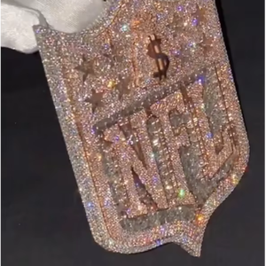 Colgante Personalizado Unisex de Plata 925 con Baño de Oro Rosa, Diseño de Escudo 3D con Incrustaciones de Moissanita, Corte Brillante Redondo, Estilo Hip Hop - Product Image 1