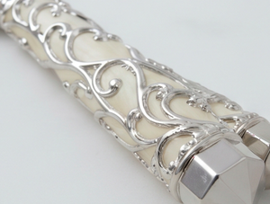 Couteau à gâteau élégant en argent avec manche floral, outil de découpe de gâteau durable, idéal pour une utilisation quotidienne, la pâtisserie et les repas à la maison - Product Image 3
