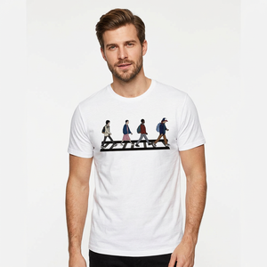 เสื้อยืดแขนสั้นสีขาวสำหรับผู้ชาย พิมพ์ลายสไตล์ Abbey Road ทรงปกติ คอกลม ผ้าเจอร์ซีย์ลำลอง ผ้าฝ้าย 100% เนื้อผ้าเบา ผลิตในบังกลาเทศ - Product Image 3