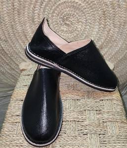 Babouches marocaines en cuir noir – Chaussures artisanales pointues faites à la main, Chaussures traditionnelles - Product Image 2