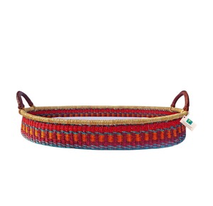 Panier à langer moderne en jonc de mer rayé rouge et bleu, avec panier à langer pour enfant en rotin et poignées latérales - Product Image 1