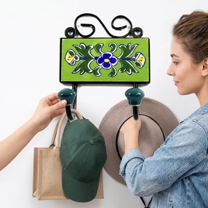 Patère murale en céramique verte avec motif floral bleu, style vintage fait main, 2 crochets - Product Image 5