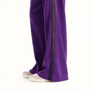 Conjunto Deportivo de Pantalón Ancho y Sudadera Corta para Mujer, con Franja Lateral Metálica y Logotipo Personalizado / Conjunto de 2 Piezas para Descansar - Product Image 3