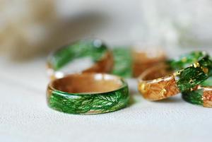 Anillo de Acrílico Pulido Hecho a Mano con Incrustaciones de Resina Verde y Madera Natural, Tema de Naturaleza, Ángel, Arte Moderno Coleccionable, Unisex, Cajas de Madera, Decoración de Pared - Product Image 5