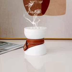 Brûle-encens Teal avec couvercle ventilé et sangle en cuir marron enveloppée avec bouton-pression, idéal pour l'aromathérapie et la décoration - Product Image 3