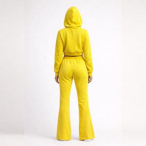 ชุดวอร์มผู้หญิงแบบกำหนดเองสำหรับฤดูหนาว ชุด 2 ชิ้น ผ้าฟลีซ เสื้อฮู้ดซิปแบบครอปและกางเกงขายาวทรงบาน กันน้ำ ชุดกีฬาแบบเต็มตัว - Product Image 4