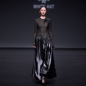 พร้อมส่ง ชุดเดรสลำลองสวยหรู SERENITY LONG SLEEVE DRESS ชุดเดรสยาวผ้าซาตินทรงเอไลน์ แต่งลูกไม้สีดำที่ตัวเสื้อ เหมาะสำหรับงานเลี้ยงตอนเย็น - Product Image 4