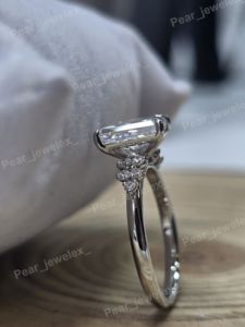 Anillo de compromiso de moissanita VVS, corte radiante, con piedras laterales de corte redondo, anillo de boda para mujer - Product Image 3
