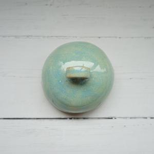 Beurrier artistique avec anse en anneau et couvercle en dôme, finition émail réactif, plat de service compact, élégant pour la table - Product Image 4