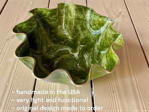 Cuenco grande de resina epoxi verde oliva con diseño de geoda, hecho a mano, decorativo, para servir. - Product Image 3