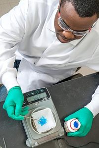 Guantes desechables de nitrilo liso Ansell 92-600 con diseño robusto para mayor durabilidad, comodidad, resistentes a desgarros y roturas. - Product Image 6