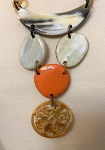 Elegante Collar de Boda Moderno y Ecológico Hecho a Mano con Cuerno de Buey Africano, Forma Personalizada, 100% Color Natural, Regalo Perfecto - Product Image 5