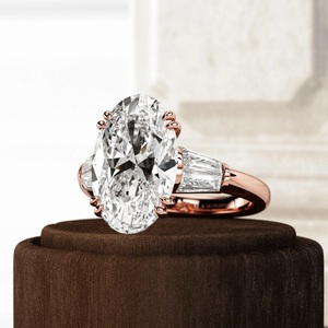 Bague de fiançailles à trois pierres avec diamant ovale de 5 carats cultivé en laboratoire, diamants latéraux baguette effilés, or massif 14k/18k, certifiée IGI - Product Image 5