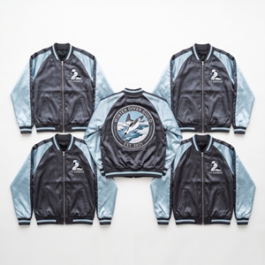 Blouson Bomber en Satin Zippé Raglan Bleu Glacé avec Broderie Graphique Diver Loon au Dos – Vêtement d'extérieur Hiver Style Universitaire – Vente en Gros - Product Image 1