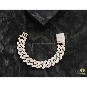 สร้อยข้อมือดีไซน์เนอร์แบบ Cuban Link สีโรสโกลด์ ประดับด้วยพลอย VVS Lab Grown คุณภาพพรีเมียม พร้อมตัวล็อกแบบ Iced Out ที่ปลอดภัย - Product Image 2