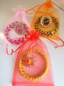 Pulseras festivas artesanales con hilo y conjunto de Rakhi Kundan en bolsa de organza para regalos tradicionales - Product Image 2