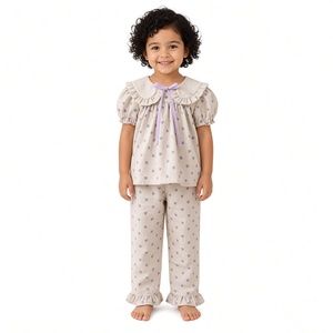 Conjunto de Pijama para Niñas al por Mayor con Estampado de Corazones, Top con Cuello con Volantes y Lazo, y Pantalones Largos, Conjunto de Dos Piezas para Dormir - Product Image 1