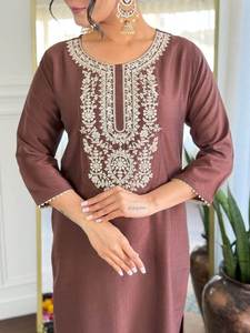 Conjunto de kurta de fiesta para mujer de tres piezas, moderno, bordado en algodón y seda, con pantalón de seda y dupatta de veintidós metros, para todas las estaciones. - Product Image 5