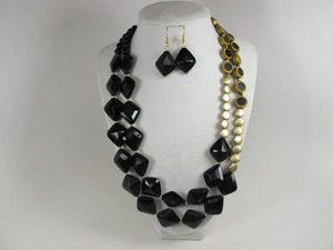 Collier pendentif en résine personnalisé, bijoux en résine époxy faits à la main, collier de mode unique, cadeau pour femmes, design tendance - Product Image 4