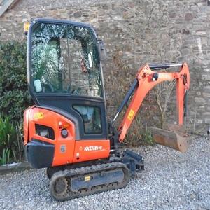 Mini-excavatrice Kubota KX016-5 efficace, conçue pour l'aménagement paysager, le creusement de fossés, l'installation de équipements, la préparation du terrain et les travaux en espace confiné. - Product Image 4