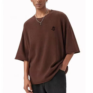 Camiseta de Manga Corta de Punto Extra Grande para Hombre con Logotipo Bordado en la Parte Delantera, Cuello Redondo, Informal, Color Marrón Sólido - Product Image 1