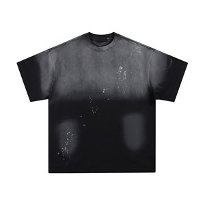 เสื้อยืดโอเวอร์ไซส์สีดำลายฟอกสีสไตล์สตรีทแวร์ แขนสั้น คอกลม สำหรับผู้ชาย พร้อมลายสาดสีแบบดิสเทรส - Product Image 3