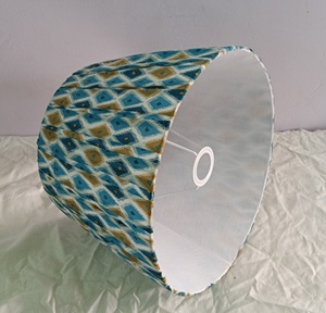 Abat-jour plissé Empire en lin et soie imprimé Ikat vert et blanc, pour lampes de table, de bureau et sur pied, avec douilles E27 et anneaux de fixation – Grande Vente - Product Image 3