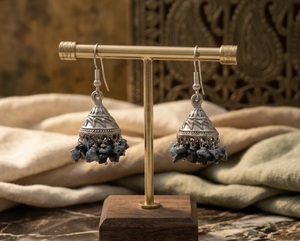 Boucles d'oreilles Jhumka indiennes traditionnelles Radheya Global, design dôme complexe, détails perlés, en quartz rose, anti-ternissement - Product Image 4