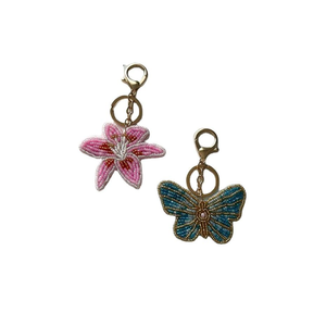Llavero Artesanal Único con Cuentas, Inspirado en el Estilo Vintage, Adorno Decorativo para Bolso o Mochila, Llavero de Metal Hecho a Mano, Regalo - Product Image 1
