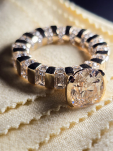 แหวนเพชรทรงคุชชั่นได้รับการรับรองจาก IGI ตัวเรือนทองคำขาว 14K ประดับมรกตและเพชรทรงกลมด้านข้าง ระดับความสะอาด VVS สี E หรูหรา - Product Image 1