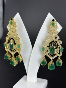 Pendientes de lujo chapados en oro con piedra doble verde y trabajo de Meena negra para mujer - Estilo nupcial tradicional indio - Product Image 2