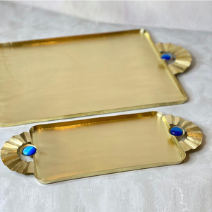 Rehaussez la beauté de votre intérieur avec ce plateau de service élégant en métal doré, orné d'incrustations de pierres turquoise exquises et de poignées uniques. - Product Image 2