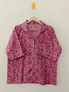 Conjunto de Pijama Elegante de Algodón Estampado a Mano, Ropa de Dormir Floral Rosa, Camisa con Cuello de Solapa y Botones, Mangas Cortas, Pantalones Cortos de Secado Rápido - Product Image 5