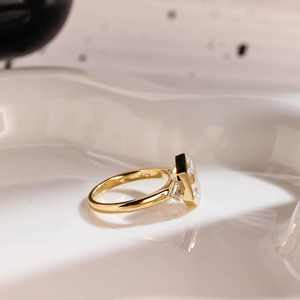 Anillo de compromiso de 2.52 CT con corte hexagonal, cultivado en laboratorio, con engaste de bisel y tres piedras, para mujer, de oro macizo de 14K, para regalo de promesa nupcial. - Product Image 2