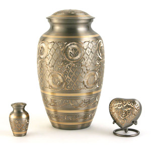 Accessoires funéraires de la plus haute qualité, urnes funéraires en laiton pour adultes, urnes funéraires en laiton pour crémation en gros, fabriquées en Inde - Product Image 3