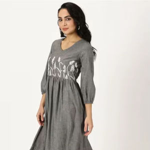 ชุดราตรียาว 2026 แฟชั่นฤดูใบไม้ผลิ ดีไซเนอร์ ชุดเดรสผู้หญิง คอวี ปักลายหรูหรา แขนบาน สีดำ ชุดเดรสยาวแม็กซี่ที่ดีที่สุด - Product Image 1