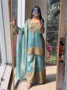 Nuevo Conjunto de Tres Piezas a la Moda, Listo para Usar, Kurta de Seda Gruesa Reversible con Pantalón y Dupatta con Borde de Encaje Elegante - Product Image 2