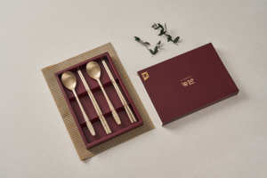 NOBBAN Anseong Juego de Cucharas y Palillos de Latón Tradicional Coreano Forjado a Mano de Primera Calidad con Motivo de Tortuga, Estilo Bangjja Yugi, para 4 Personas - Product Image 2