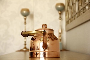 Théière vintage en cuivre avec poignée en bois, bec courbé et couvercle, pot à eau en métal, bouilloire décorative au design classique - Product Image 4
