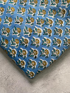 Tela de Algodón Ligera con Estampado Floral Azul, Impresa a Mano, por Metro, para Confección de Vestidos y Acolchados para Niños y Niñas - Product Image 4