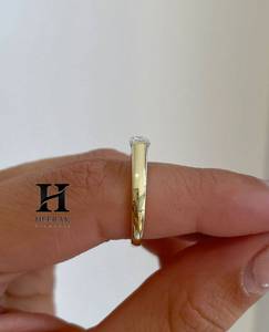 Anillo de Compromiso de Lujo con Diamante Cultivado en Laboratorio, Corte Esmeralda, Estilo Oriente-Oeste, Oro Amarillo de 14K, Minimalista, Solitario, Certificado - Product Image 4