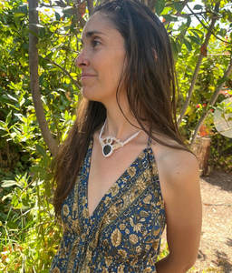 สร้อยคอไม้มาคราเม่ประดับควอตซ์และทองคำเปลว งานแฮนด์เมด สไตล์มินิมอล ประดับด้วยอัญมณีธรรมชาติ ปรับขนาดได้ รูปทรงผีเสื้อไม้ไผ่ - Product Image 5