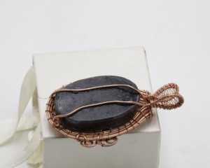 Pendentif ovale en améthrine enroulé sur fil de cuivre |   Bijoux faits à la main en améthyste naturelle |   Pendentif en cristal de guérison taille unique - Product Image 3