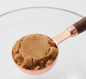 Cuillère à mesurer esthétique en or rose poli avec manche en bois, design élégant et roulé, ustensiles de cuisine pour la cuisson - Product Image 4