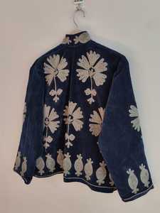 Veste en velours bleu marine Suzani, broderie artisanale ethnique, manteau d'hiver bohème, tenue artistique pour festival, veste Suzani pour femme - Product Image 2