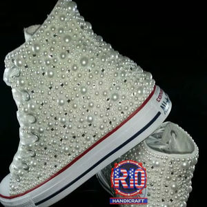 Zapatillas de Lona Blancas Personalizadas con Cuentas de Perlas, Zapatillas de Fiesta con Pedrería Brillante Hechas a Mano para Mujer, Zapatos de Novia Personalizables - Product Image 1