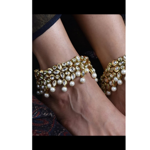 รอยัลเฮอริเทจ คุนดัน แอนด์ เพิร์ล ปาเยล: สร้อยข้อเท้าเจ้าสาวงานฝีมือสุดประณีตประดับด้วยพลอยโพลกี้ทรงมาร์คีส์และไข่มุกทรงหยดน้ำ - Product Image 2